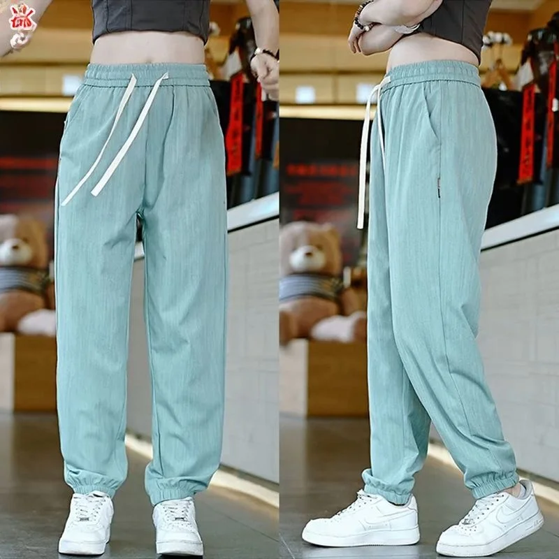 

Тонкие повседневные брюки из ледяного шелка, мужские летние модные универсальные свободные спортивные брюки большого размера с дышащими манжетами, молодежная повседневная одежда