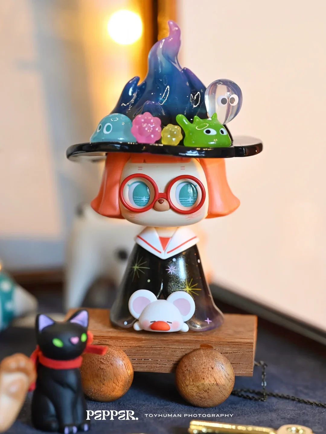 

Новый продукт на складе. Причудливая маленькая шляпа перца. Сюрпризы. Модные тенденции. Слепая коробка. Украшение рабочего стола. Гиф-сюрприз для девочек.