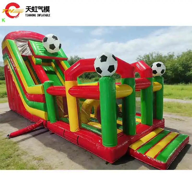 Kommerzielle aufblasbare Fußball-Hindernisrutsche auf dem Meer, maßgeschneiderte aufblasbare Hüpferrutsche, Spielplatz mit Gebläse
