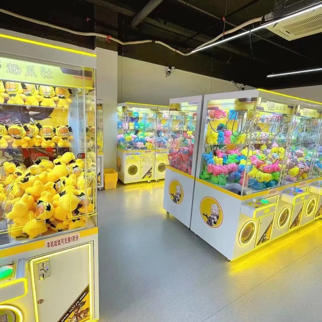 Mini muñeca grúa máquina Arcade garra grúa máquina de juego moneda operado juguete de peluche Boutique pequeño regalo máquina de juego expendedora para la venta