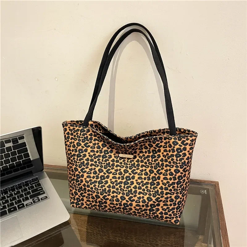 Casual contrasting color shoulder bag, personalized leopard print tote bag.