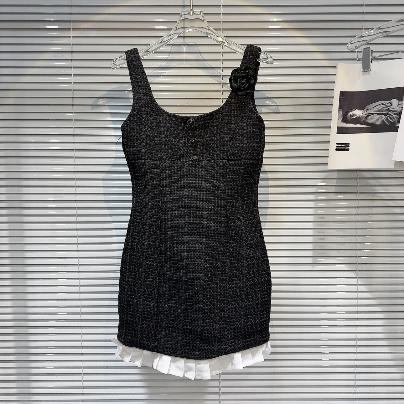 Fashion Lady Elegant Pleated Dress 2025 New Summer Brooch Flower Sleeveless Tank Dress Slim Waist A-line Tweeds Party Mini Dress