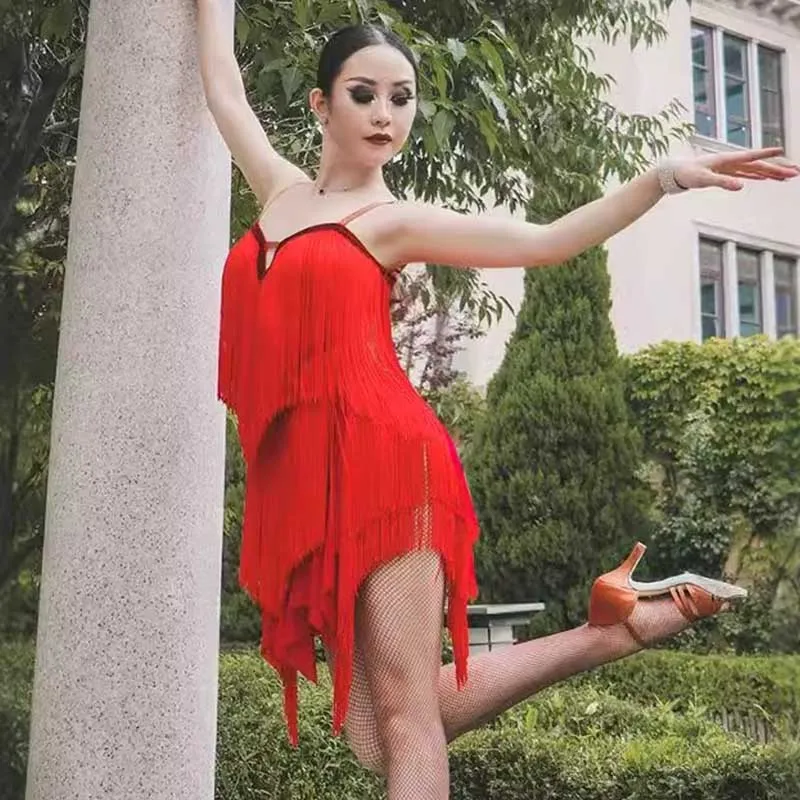 فساتين النساء اللاتينية الرقص هامش مثير الأحمر فستان بكتافة المنافسة اللاتينية أداء المرحلة ارتداء تشا تشا سامبا الرقص الزي 1704