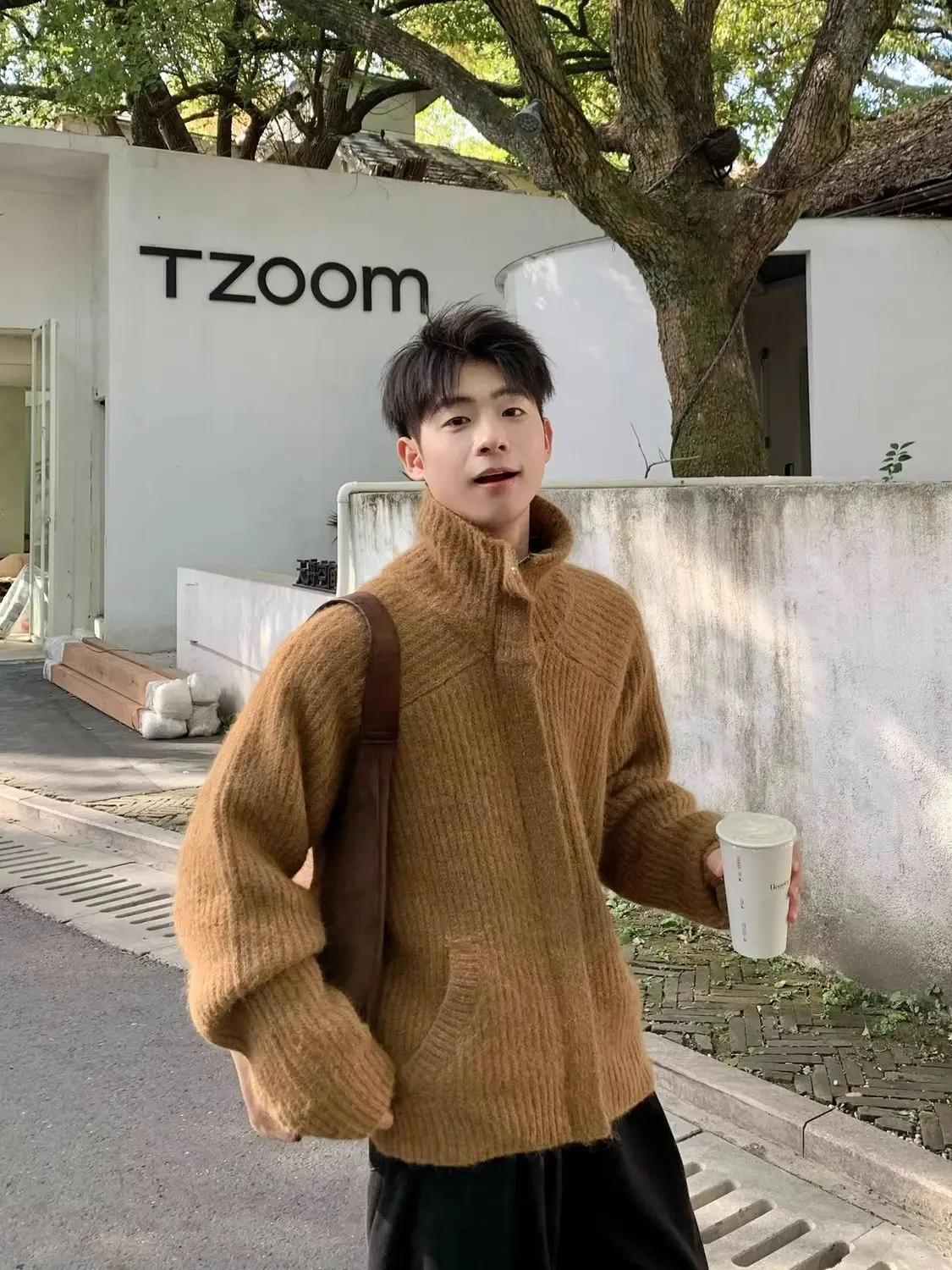 

Мужские пуловеры с меховым воротником Blancos: оверсайз, свободный крой, повседневный стиль, комфорт, модный тренд, молодежная культура, городской стиль