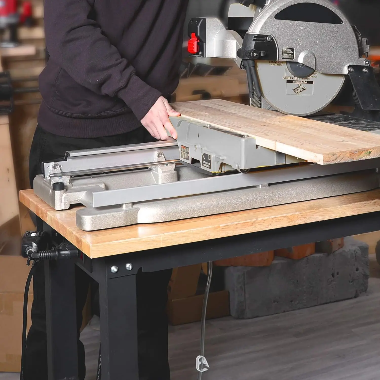 Banco de trabajo ajustable de 48", estación de trabajo resistente con tapa de madera de caucho, mesa de trabajo de madera dura con capacidad de carga de 2000 libras con tomas de corriente