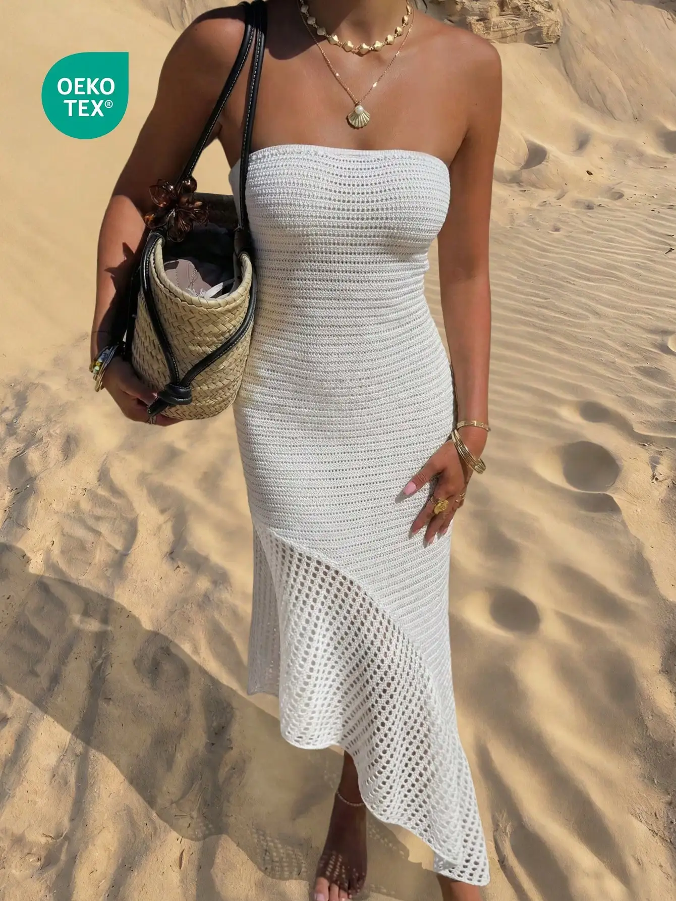 

Женское белое ажурное пляжное платье-накидка с асимметричным вырезом и завязками на шее