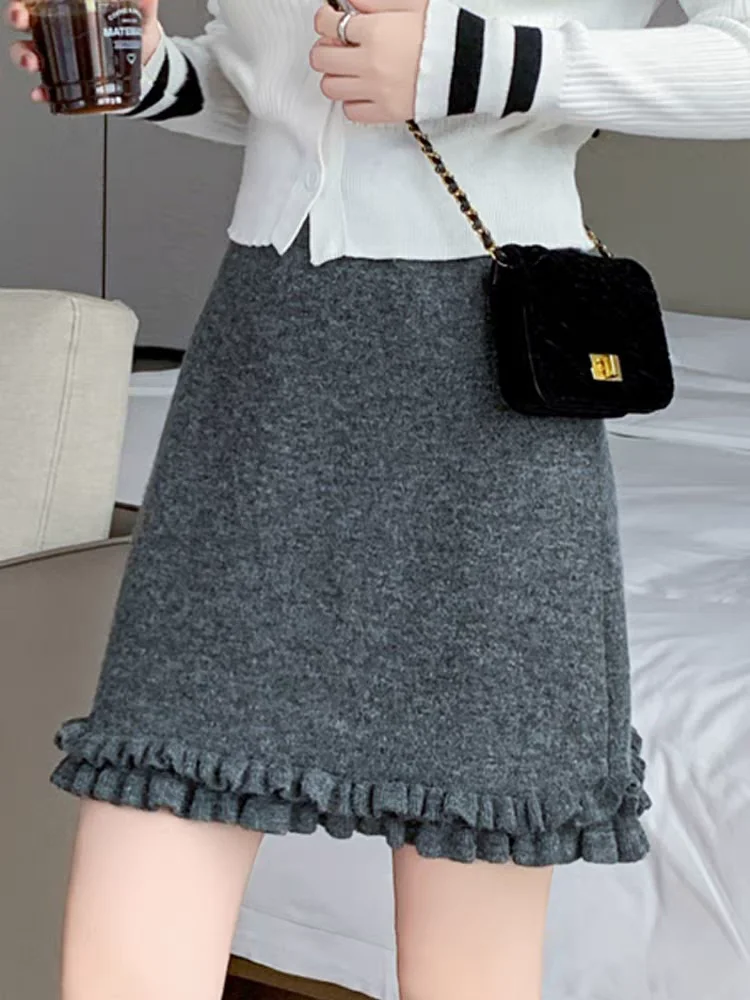 

Новая осенняя трикотажная юбка: подчеркивающая мини-трапеция с высокой талией, с рюшами по подолу и облегающим кроем.