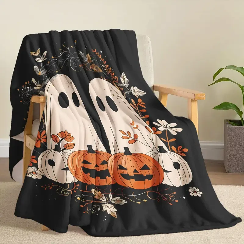 ผ้าห่มลายฟลานเนลฮาโลวีนและฟักทอง - พร้อมผี โคมไฟแจ็คโอแลนเทิร์น และใบไม้ร่วง - ของตกแต่งบ้านและการเดินทางในวันฮาโลวีน