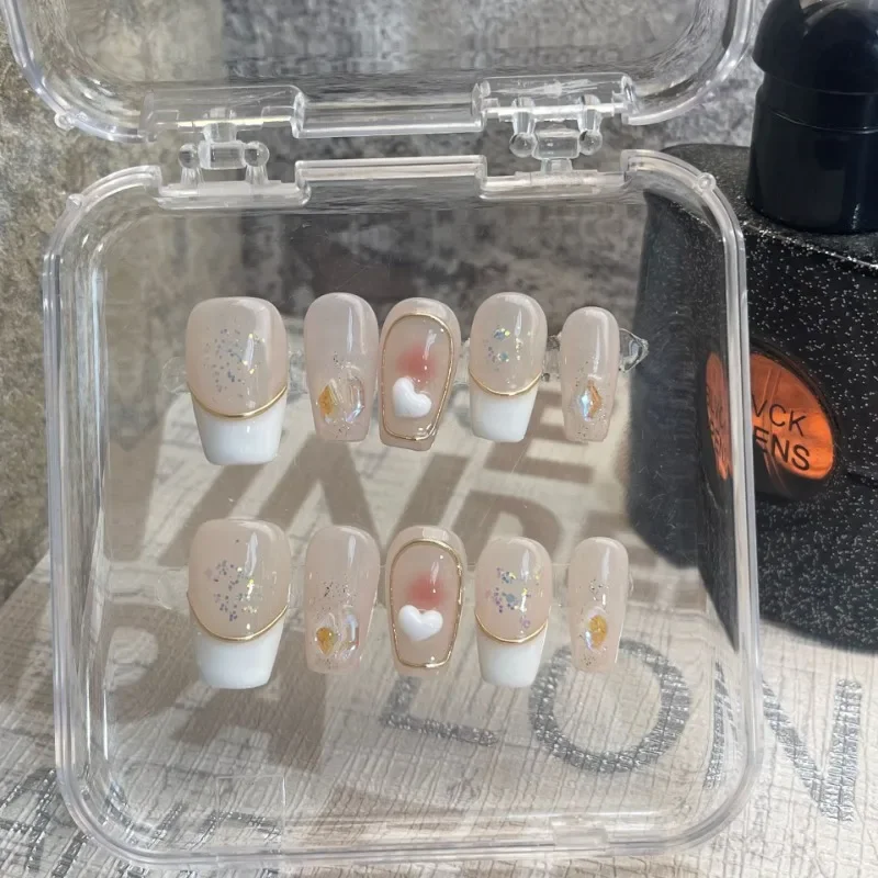 10 szt. Eleganckie krótkie trumny wciskane ręcznie robione paznokcie Białe francuskie końcówki z luksusowymi akcentami w złotej linii i detalem w kształcie serca 3D Nail Art