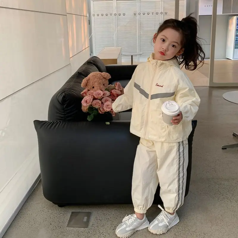 

Костюм для девочек, новинка 2024, повседневная одежда, детская спортивная одежда, весенне-осенний простой спортивный ветровка с капюшоном, костюм из двух предметов