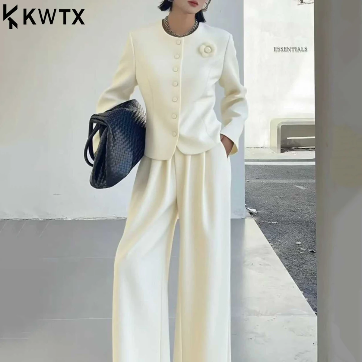 

KWTX Женский роскошный твидовый комплект из 2 предметов на осень-зиму 2025 года, короткий пиджак с 3D розовой вышивкой и широкие брюки, рабочий наряд для отдыха