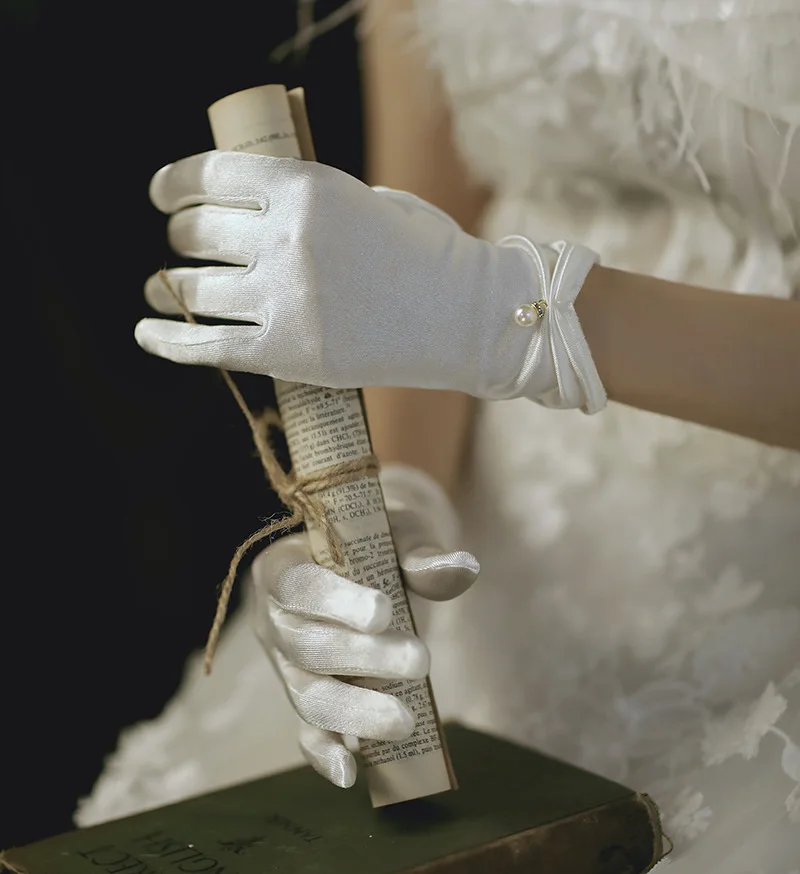 Guantes de satén blanco para vestido de novia, guantes cortos elegantes con lazo de perlas y pétalos, guantes de novia de malla, accesorios fotográficos versátiles, retro perla