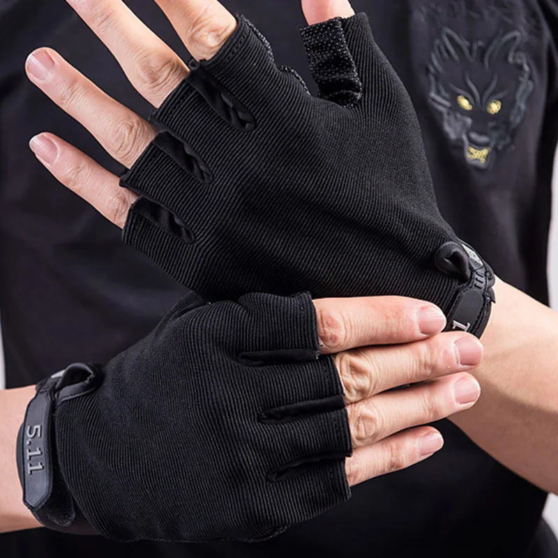 A Pair of Outdoor Gloves MEN\'S Thin Driving Tactical Fitness Sports Half Finger Gloves