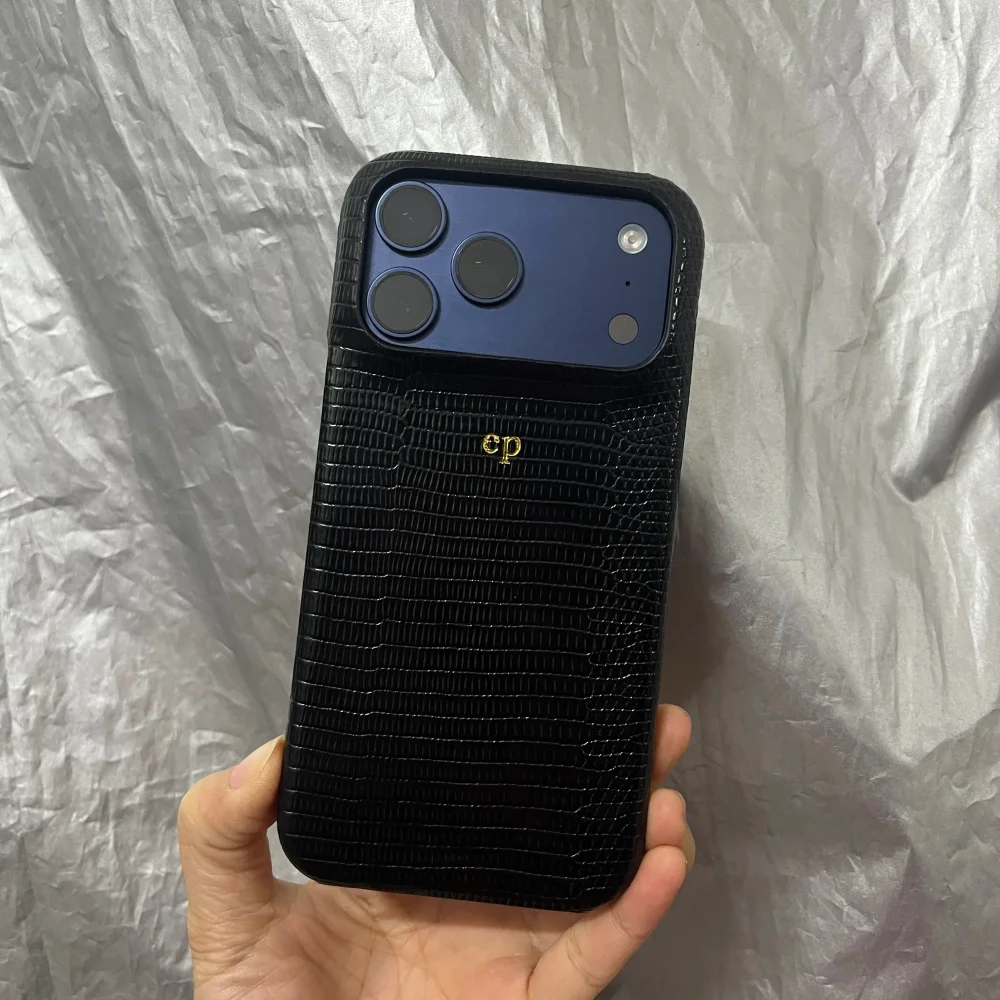 Personalisierte Gold-Initialen Lederhülle für iPhone 17 Pro Max 16 15 14 13 Pro Max Luxuriöse Eidechsen-PU-Hartschale – Detail 3