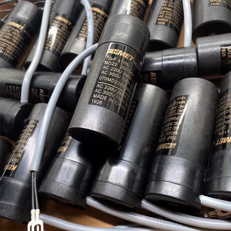 1PCS 70UF 220V 220V 70UF 117U Capacitor de partida para compressor de geladeira