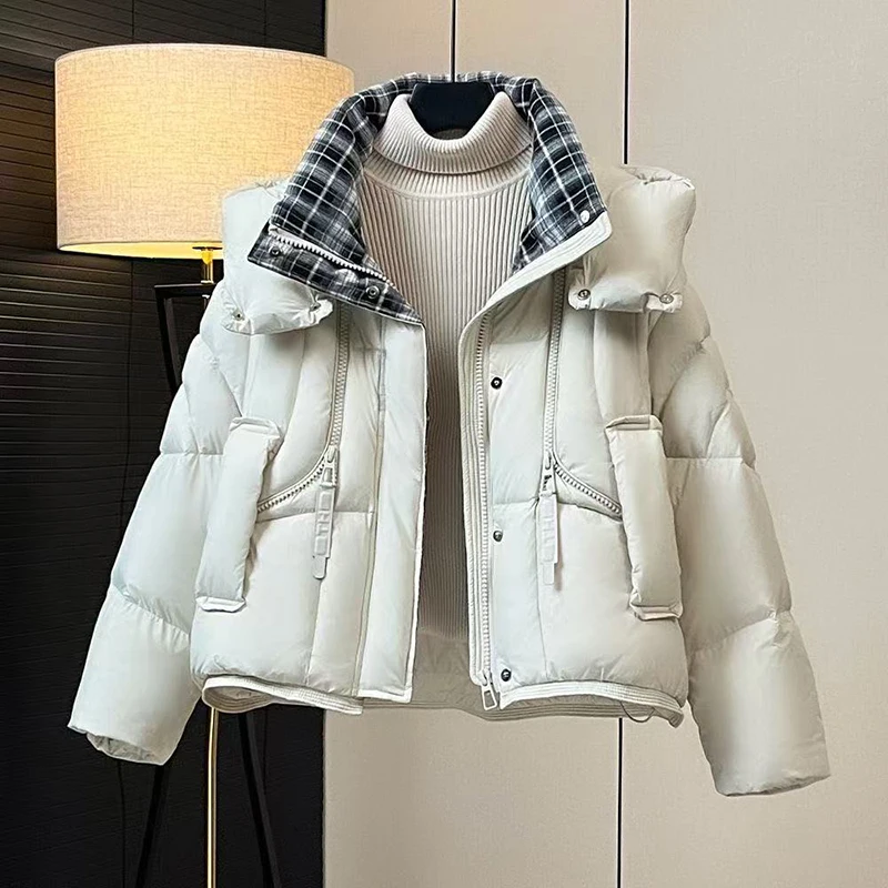 2025, modische kurze Daunenjacke mit Kapuze, dicker Kurzmantel für Damen, Kontrastfarbe, neue koreanische Version, weißer Entendaunen-Wintermantel