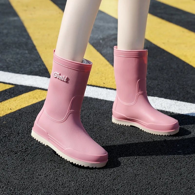 

Fashionable Mid-Calf Rain Boots Women's Waterproof Slip-Resistant Flat Heel One-Piece Fleece Warm And Wear-Resistant Outdoor ...