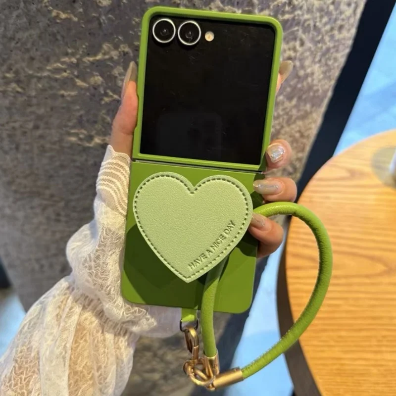 Funda con soporte de corazón para Samsung Galaxy Z Flip 7, Funda de teléfono con correa para muñeca para Samsung Z Flip6 ZFlip5 zflip4 3, fundas de lujo
