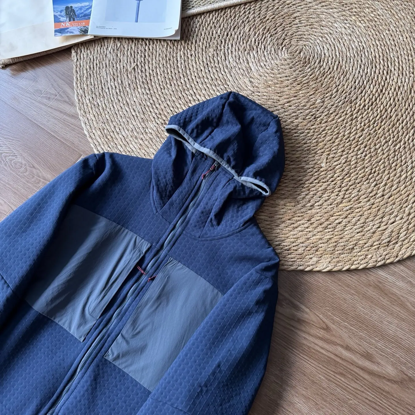 Herren Outdoor Wasserdichte Fleecejacke – Atmungsaktiver Thermomantel mit Kapuze und Farbblock-Design für Wandern & Camping – Detail 17