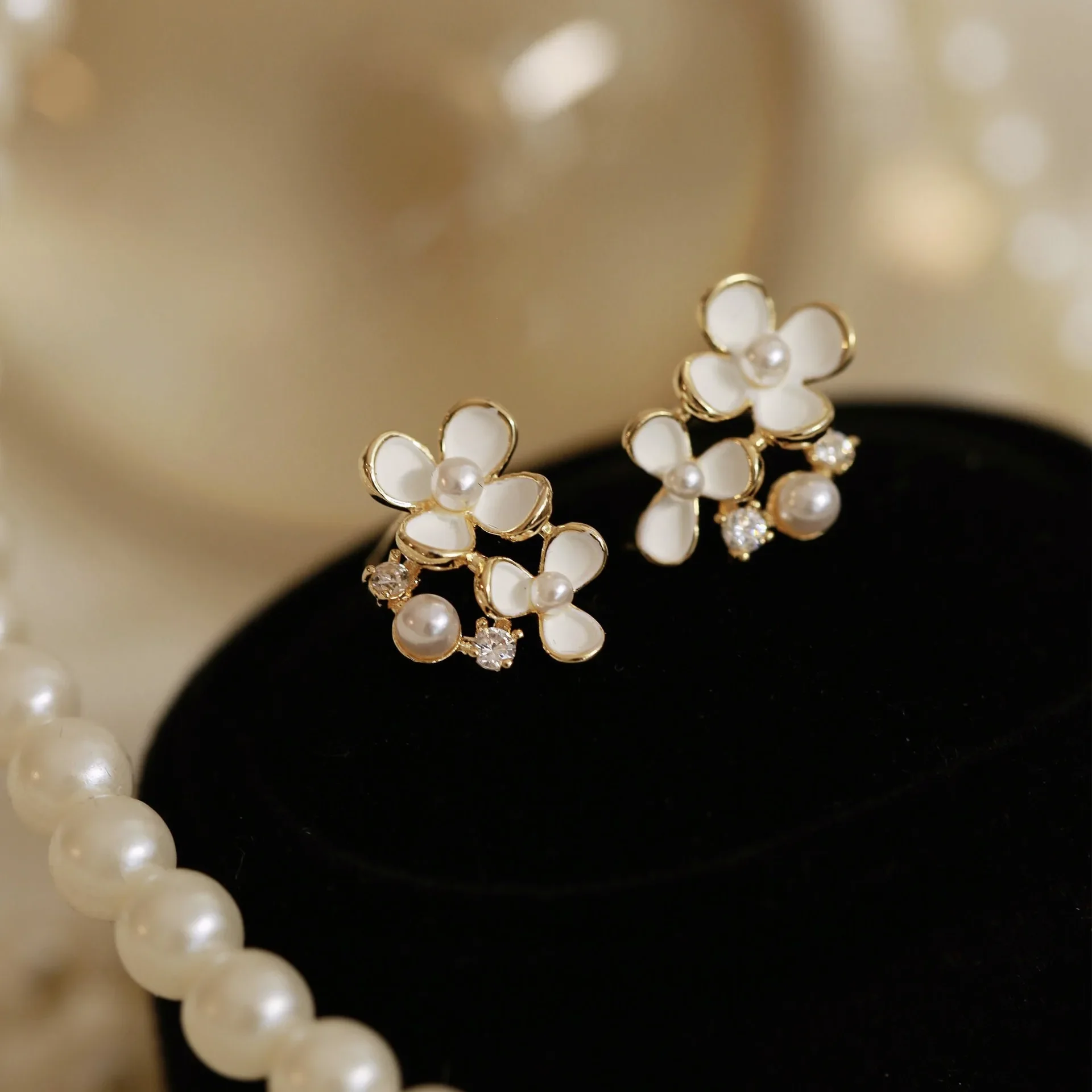 

Temperament Forest Flower Pearl Clip on Earrings 2023 Small White Flower Clip Earrings Without Piercing for Women Party Jewelry