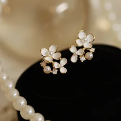 Temperament Forest Flower Pearl Clip on Earrings 2023 Small White Flower Clip Earrings Without Piercing for Women Party Jewelry