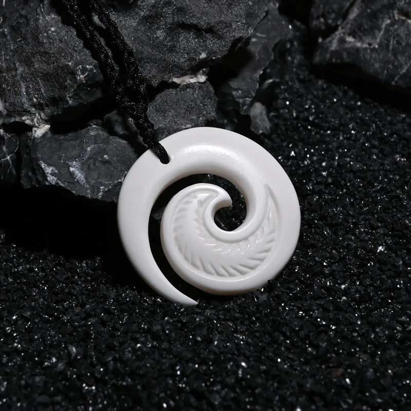 GX018 New Zealand Maori Yak Bone Koru Pendant Handmade Jewelry Primitive Tribes Totem Amulet Carving Decorative Pattern Pendant