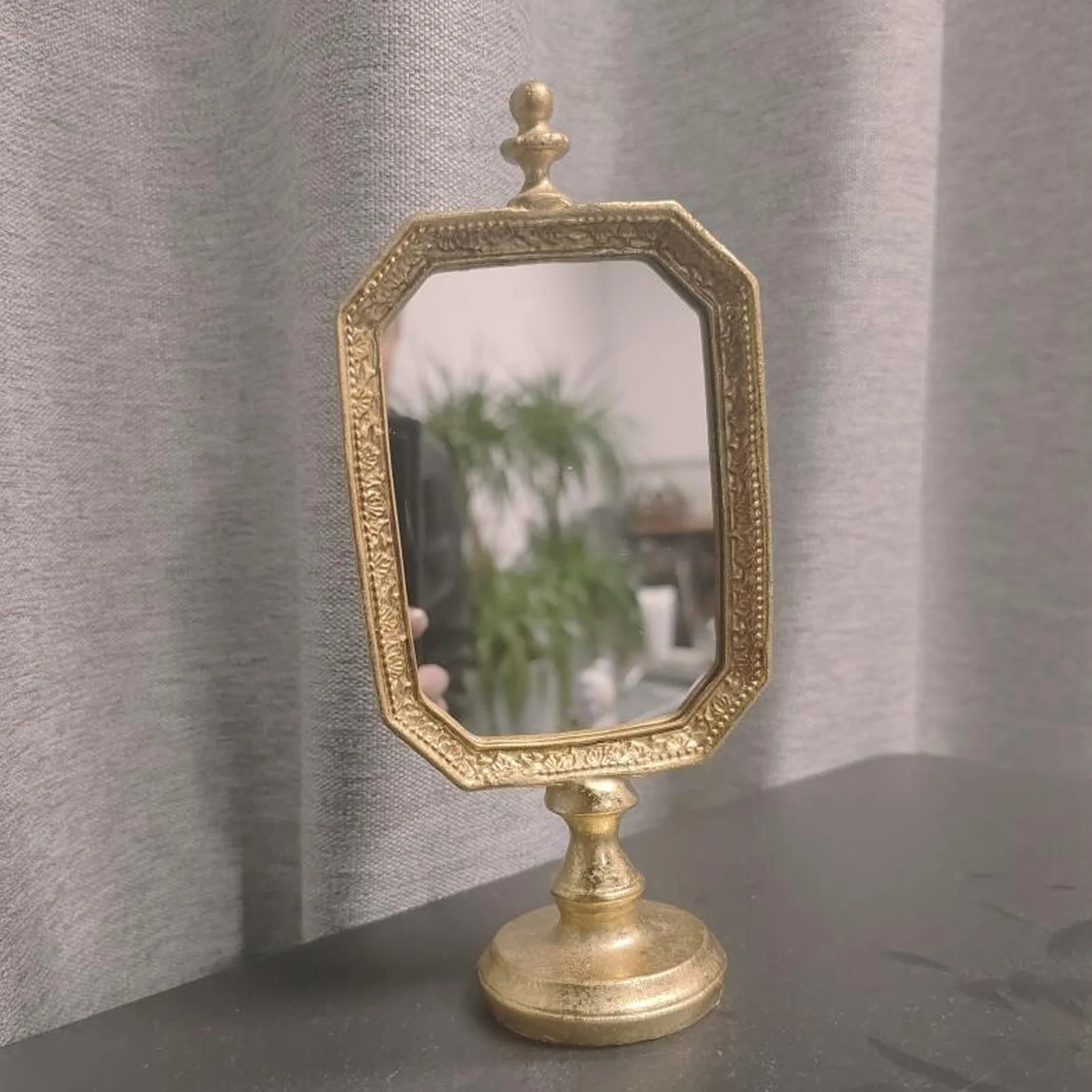 Chic Retro Makeup Mirror Desktop Tabletop Mirror Smooth Edges Stable Base Elegant Design European Room Decor