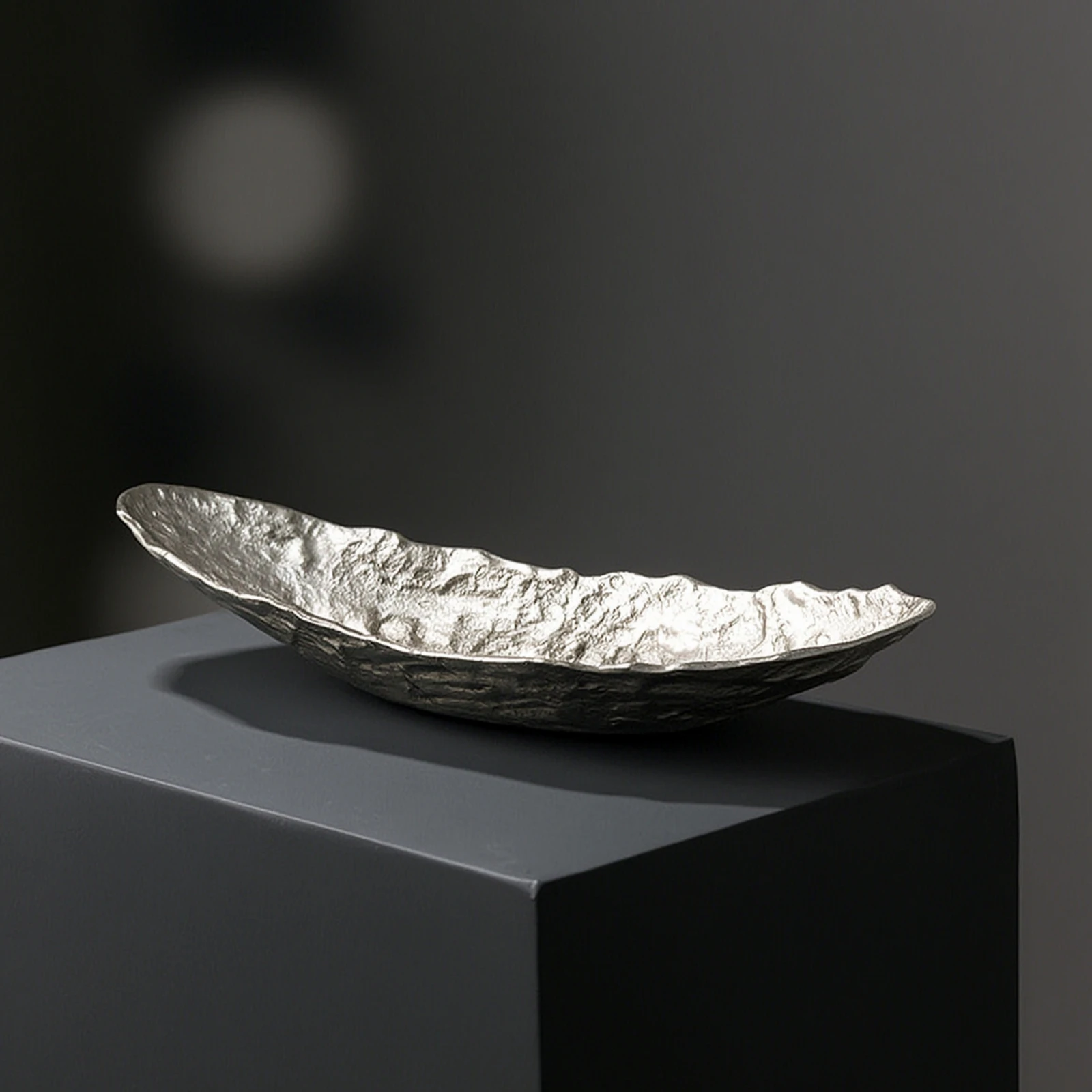 Aluminum Tray with Hammered Texture Distressed Boat-Shaped Tray Versatile Luxurious for Coffee Table