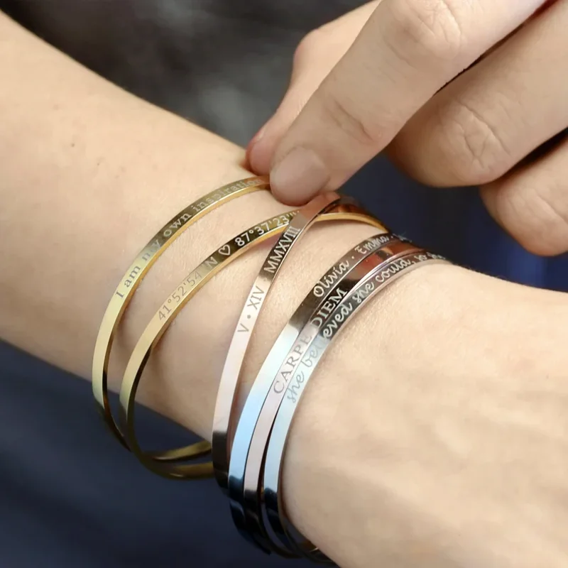 سوار مخصص محفورة الكفة تنسيق الإسورة للنساء شخصية التراص اسم المجوهرات التراص سوار لهداياها