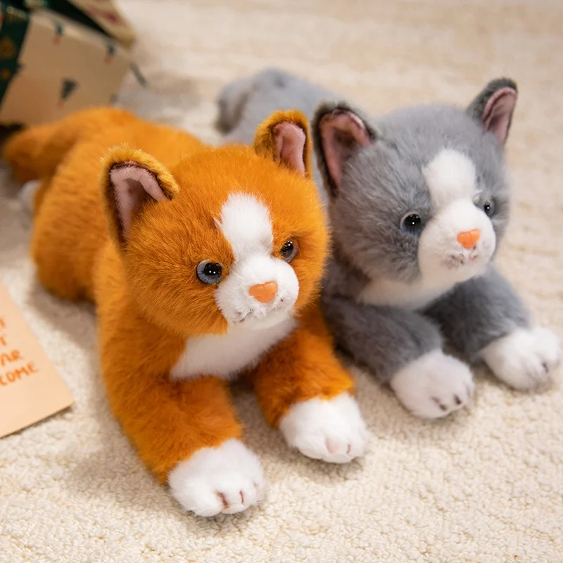 Adorable gatito realista de peluche, posición de tumbado realista, decoración Ideal para el hogar, regalo de cumpleaños