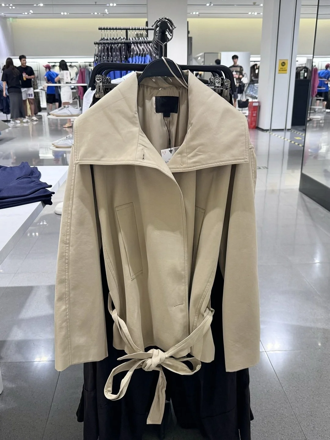 

New Autumn Women's ort Stand Collar Long Sve Windbreaker Coat with Belt Faionable Ele Sle 2025 Fall Season