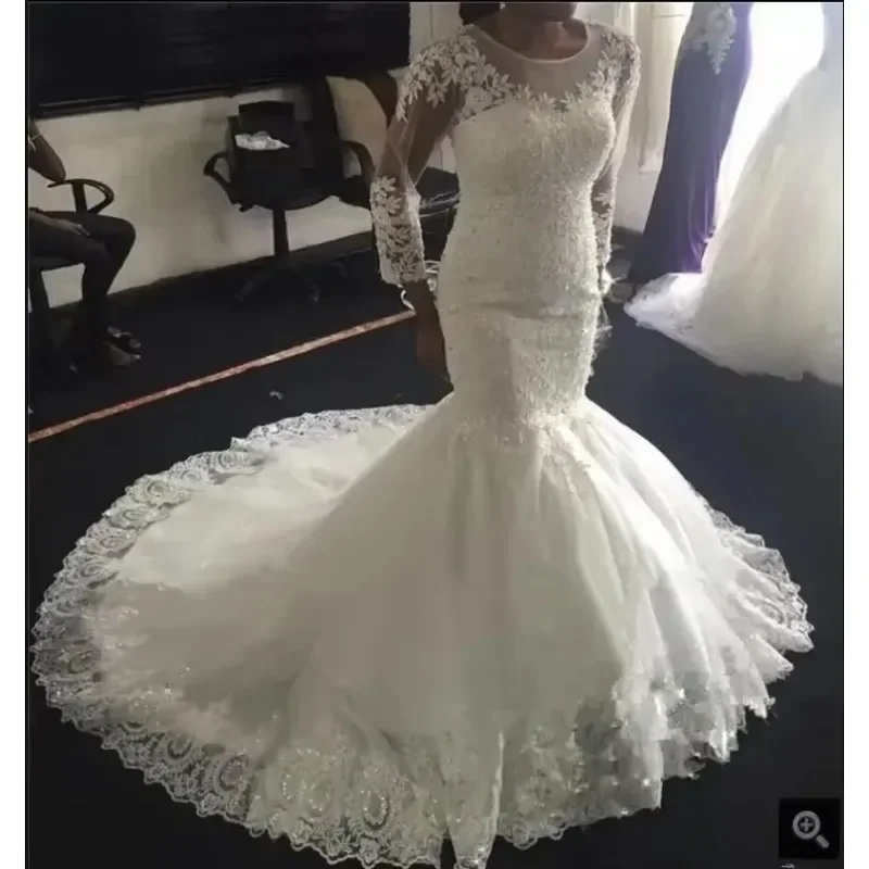 Suknia ślubna syrena w stylu południowoafrykańskim, biała, z koronkowymi aplikacjami z koralikami, długie rękawy, skromna suknia ślubna, czarna.