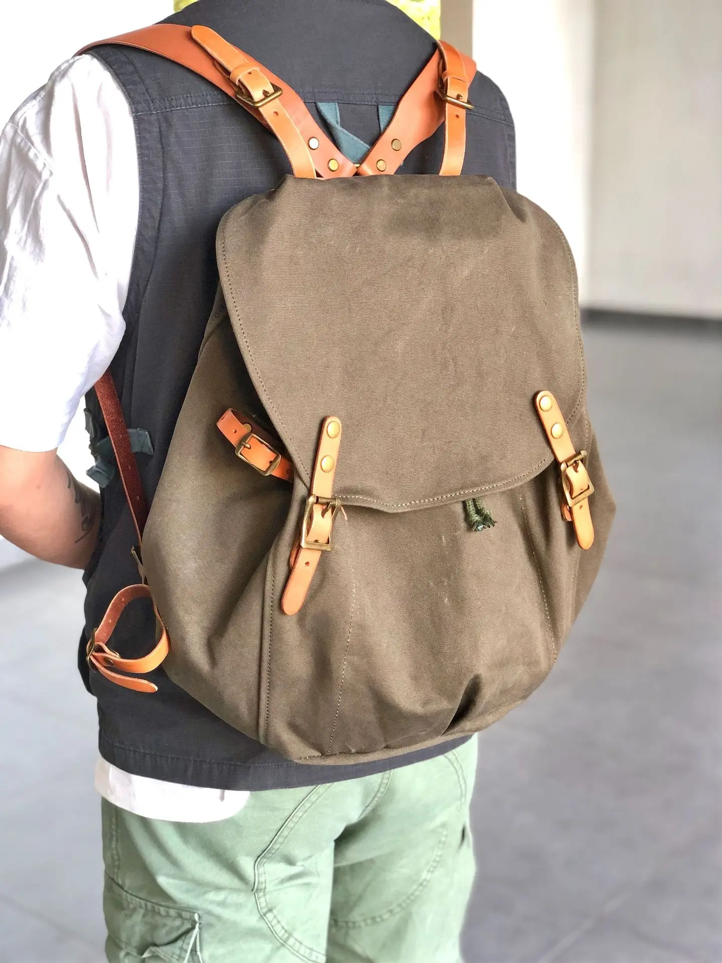 

American Retro Large Capacity Canvas Leather Patchwork Backpack For Both Men and Women, Personalized Outdoor Travel Bag Trendy