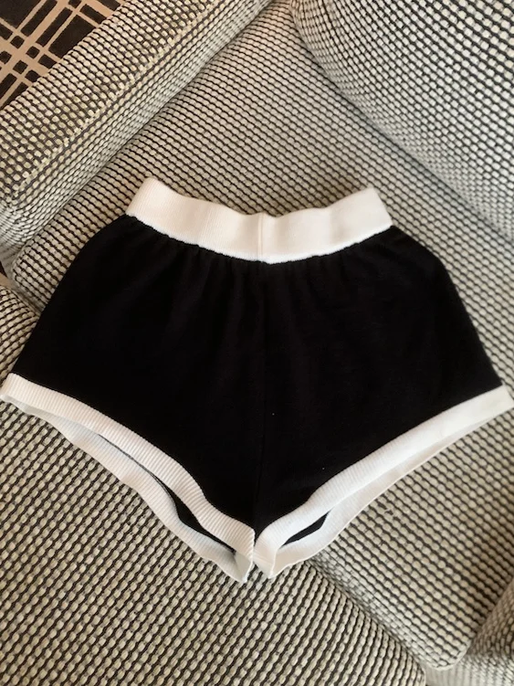 กางเกงลำลองเอวสูงถักนิตติ้งสำหรับผู้หญิง ฤดูใบไม้ร่วง 2025 รุ่นใหม่ สีสันสดใส ทรงขากว้าง ดีไซน์ต่อผ้าสุดเก๋