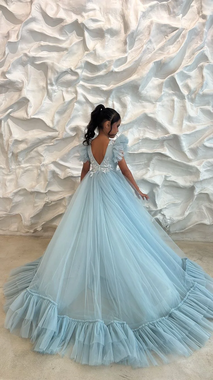 Hellblaue herzförmige Prinzessin-Blumenmädchenkleider für die Hochzeit, quadratischer Ausschnitt, Puffärmel, verziert, plissiert, maßgeschneidertes Blumenmädchen D