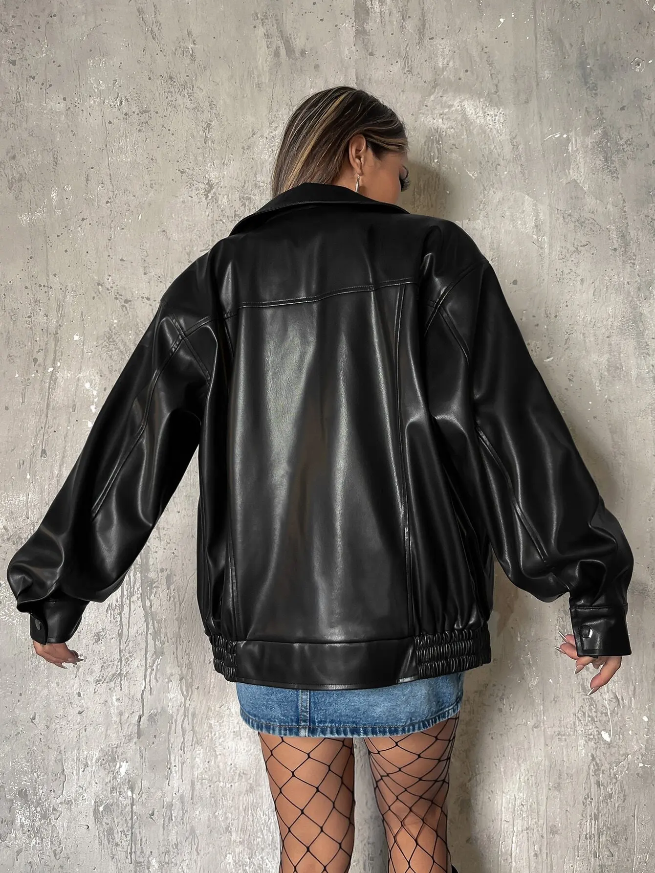 جاكيت نسائي أسود من الجلد الصناعي بأكتاف منخفضة وسحاب، بأسلوب ملابس الشارع للخريف والشتاء