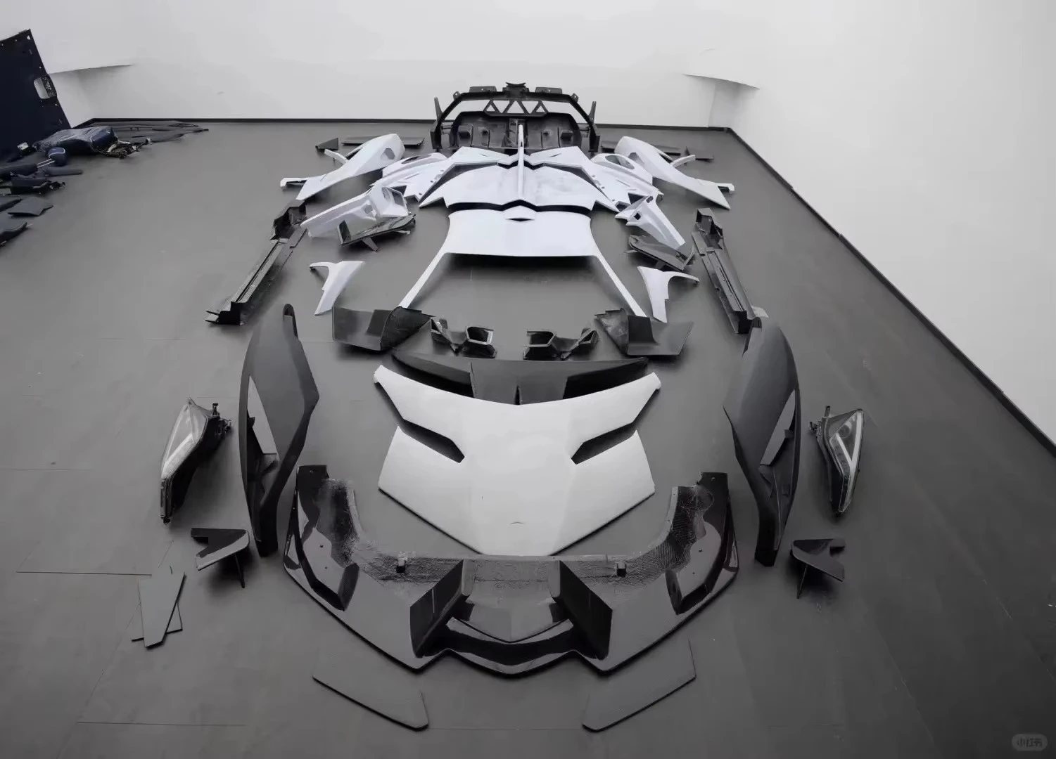 For  Aventador LP700 Upgrade to Veneno Style Half Carbon Fiber Front Bumper Hood Rear Diffuser Body Kit Car Bumpers