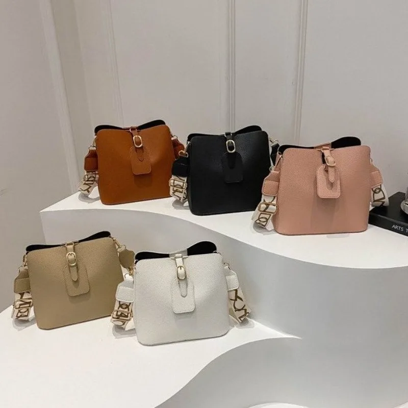 

Elegant Ladies Leather Crossbody Bag From Famous Designer - Popular Shoulder Handbag Women's Luxury Brand Tote