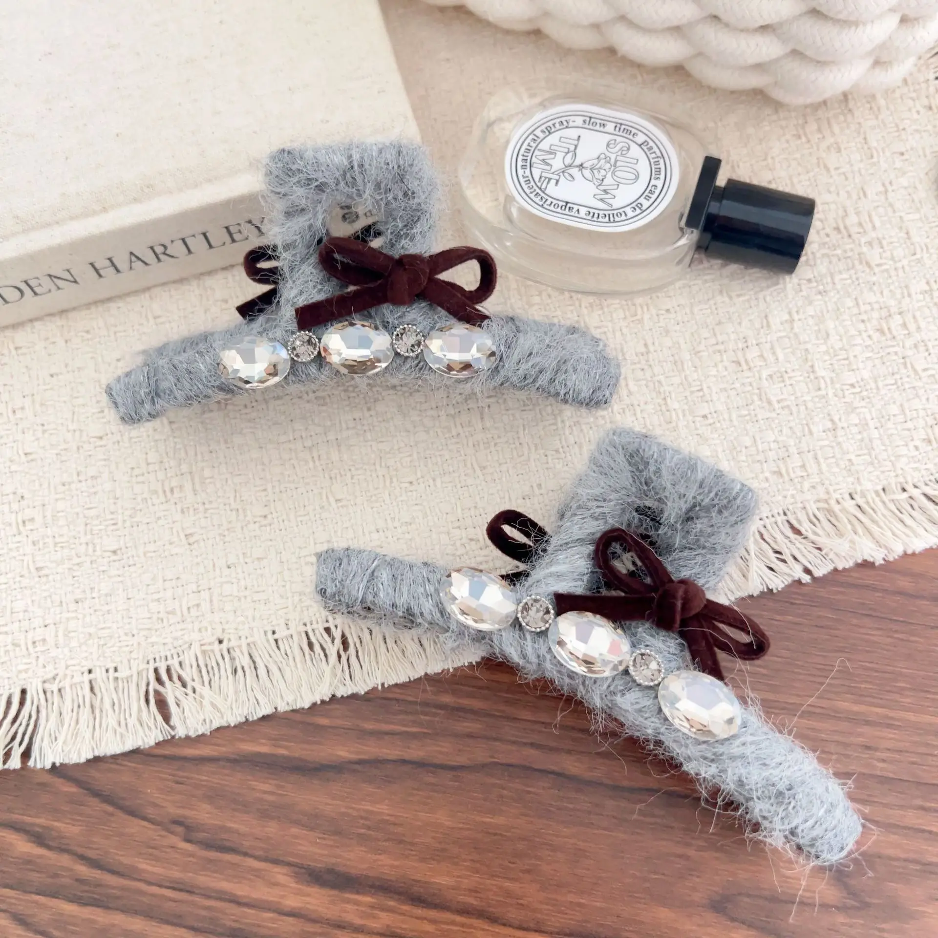 

Autumn and winter temperament, high-end sense, sparkling diamond velvet bow yarn, versatile and fashionable hair clip, shark cli