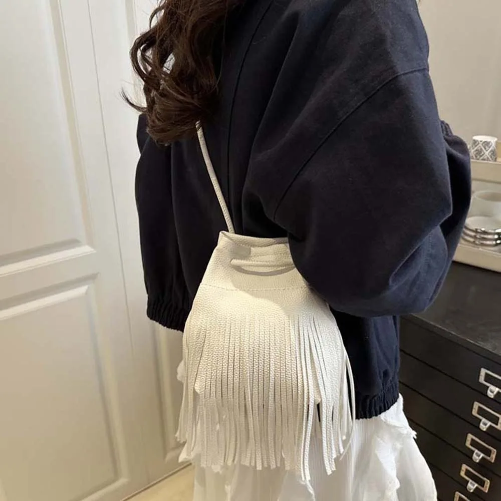 

Elegant Tassels Bucket Bag Retro Large Capacity Drawstring PU Bag Khaki Magnetic Button Texture Shoulder Pouch Women