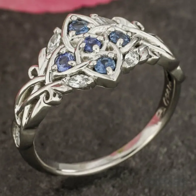 

Великолепное женское кольцо серебристого цвета с инкрустацией белыми и синими фианитами, геометрическое, для повседневной носки и вечеринок