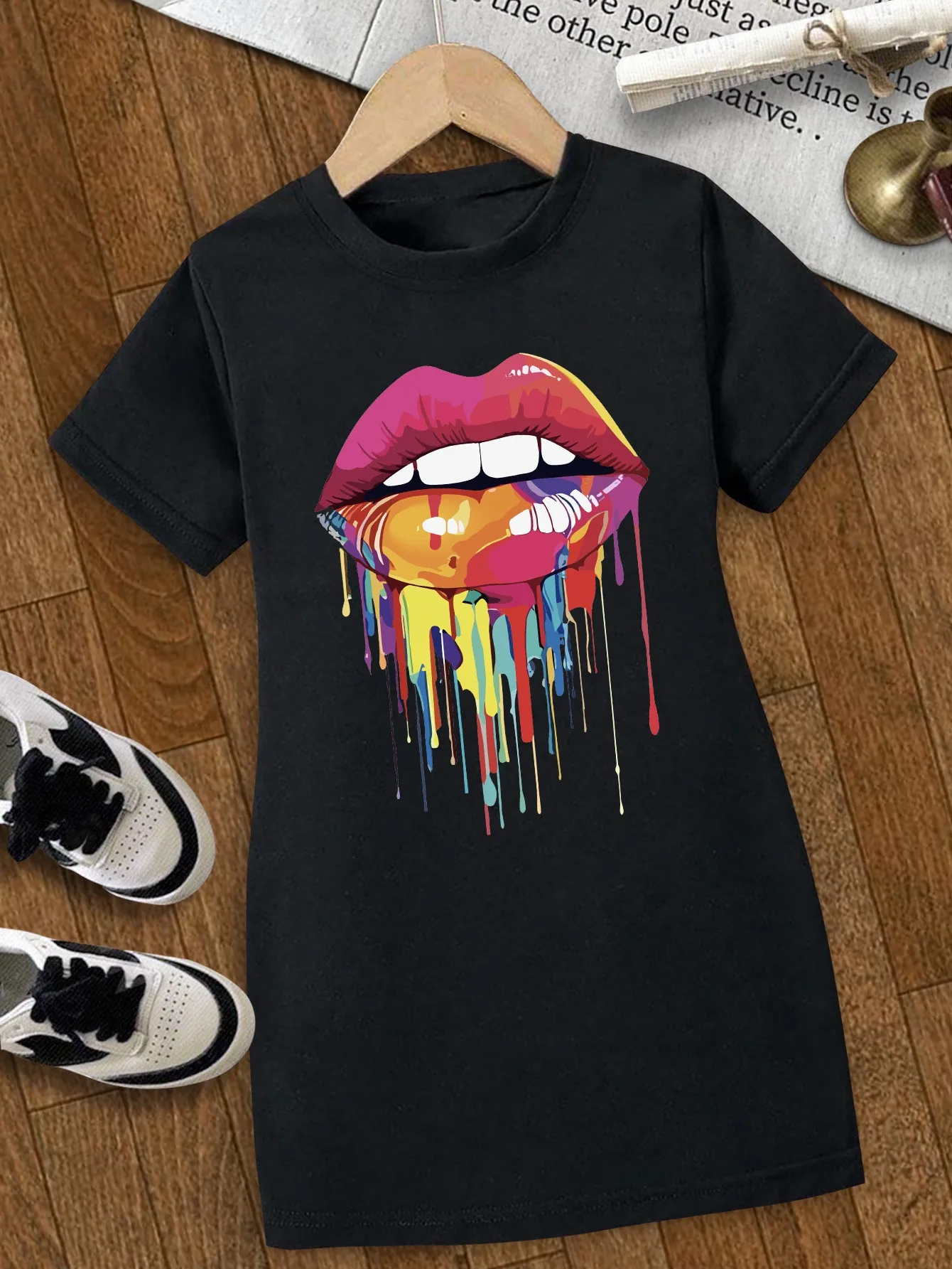 Schwarzes Mädchenkleid mit Lippen-Print und Splat-Grafik, lässiges Sommerkleid für Kinder