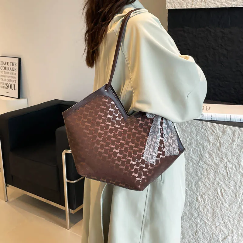 

Simple and trendy retro shoulder tote bag for the autumn of 2025 new arrival large-capacity casual bag for women