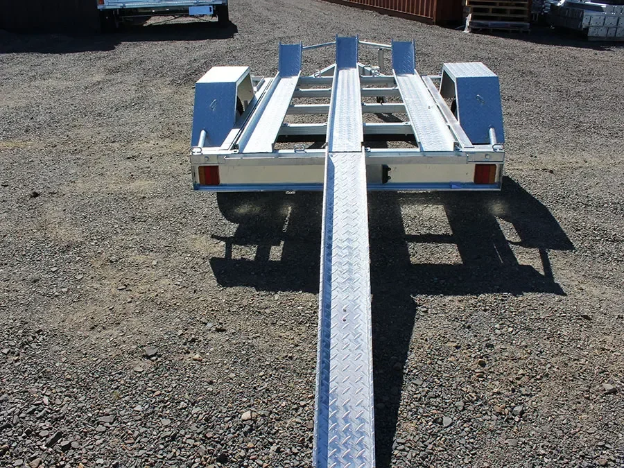 Trailer Pengangkut Sepeda Motor yang Dapat Ditarik untuk Mengangkut Motor