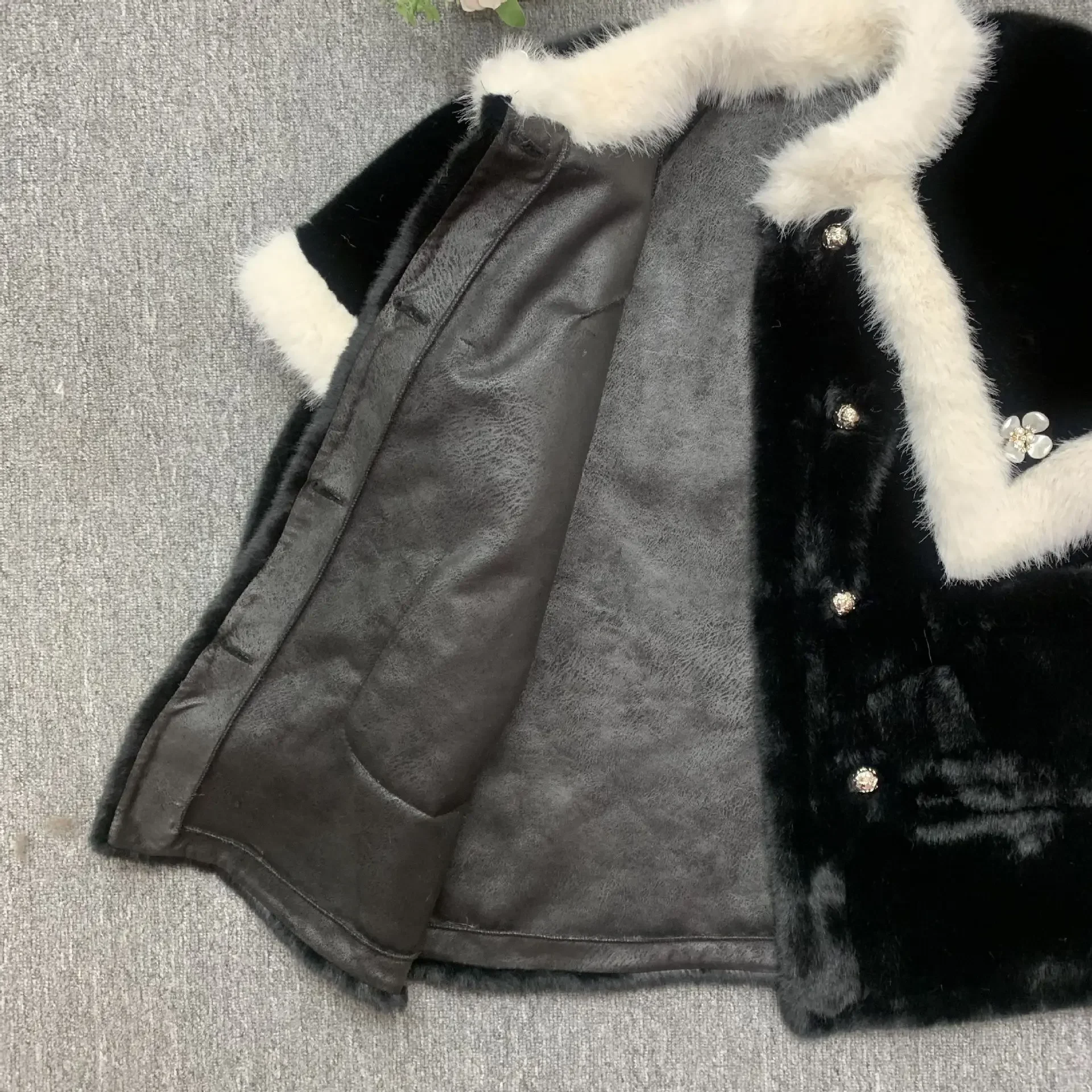 Imitazione Pelliccia di Visone Cappotto Delle Donne 2024 Inverno Nuovo Mantello Scialle in Bianco e Nero Colori Contrastanti Addensato Caldo Cappotti di Pelliccia Sintetica