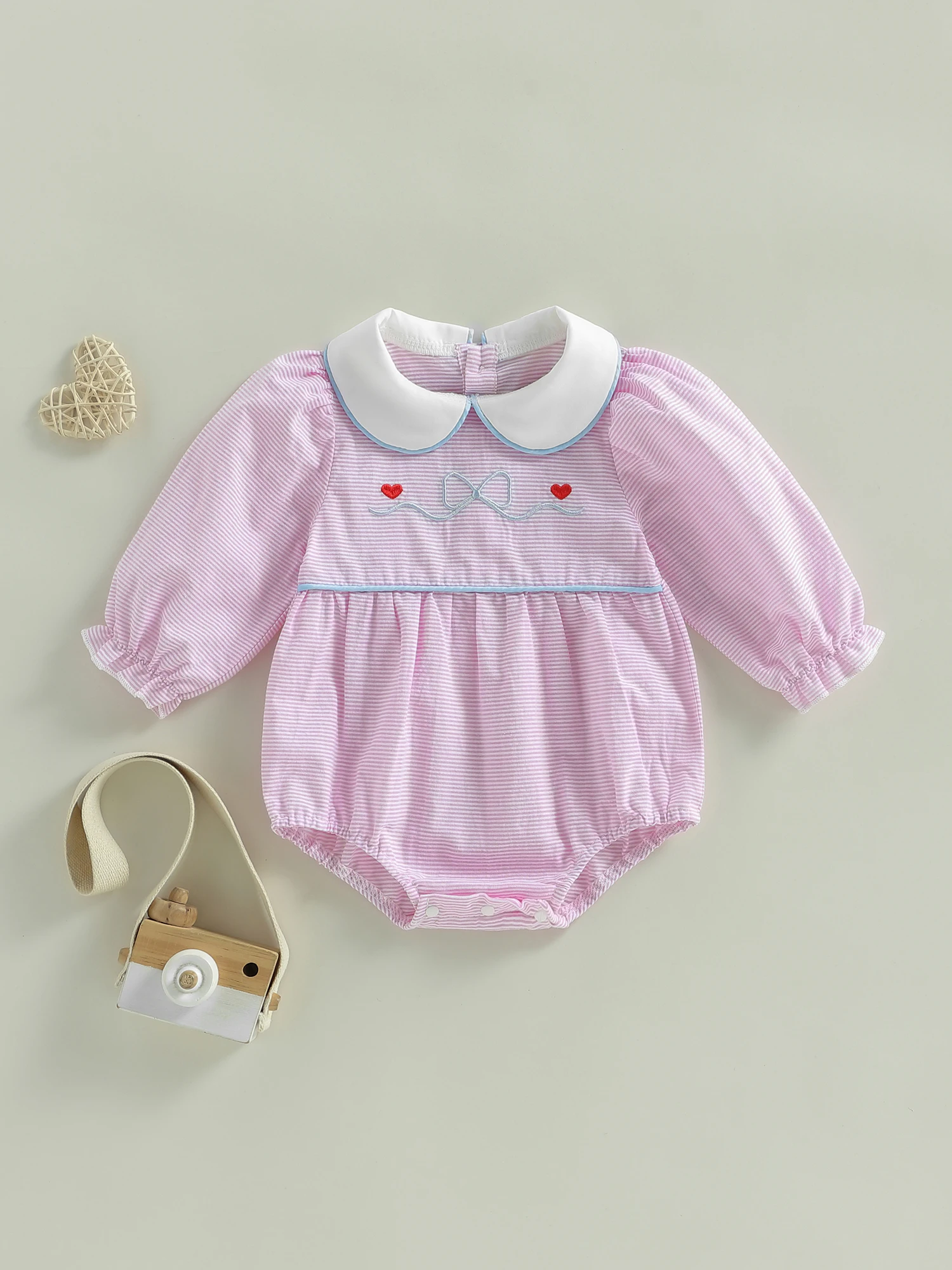 

Комбинезон на День святого Валентина для маленьких девочек с пышными рукавами, кукольным воротником, вышивкой в виде сердца и бантом и дизайном комбинезона с пузырьками