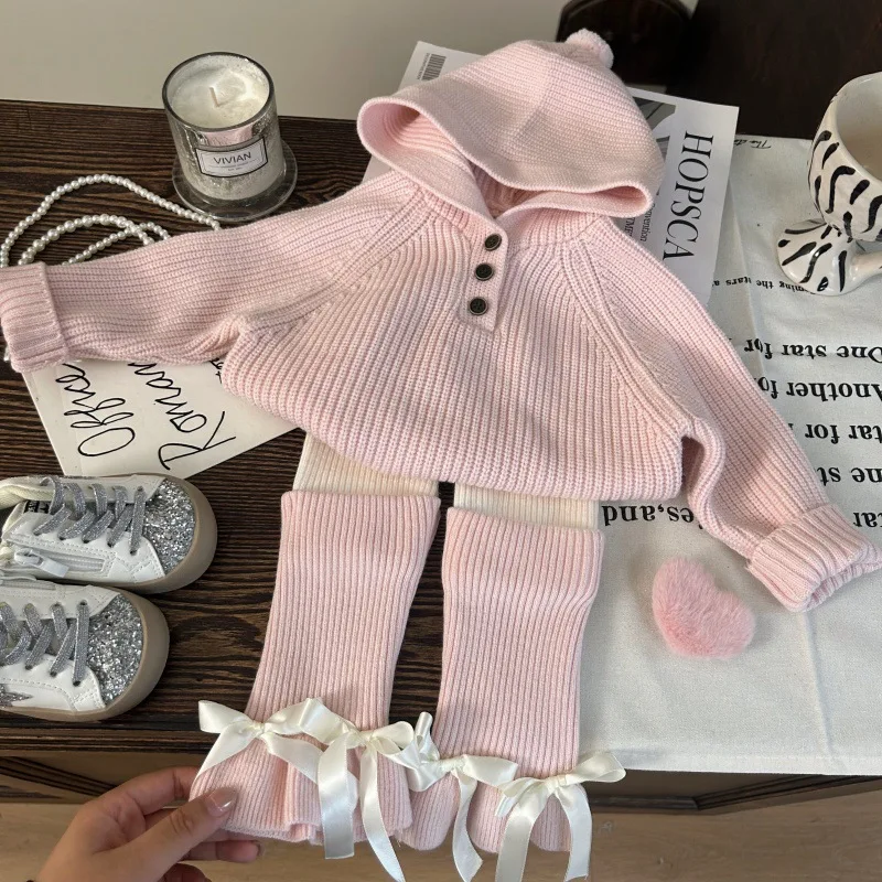 Koreanische Kinderkleidung 2025, neuer Herbst-Mädchen-Strickpullover mit Kapuze, Wollbasishose, gestapelte Socken, zweiteiliges Set, trendig