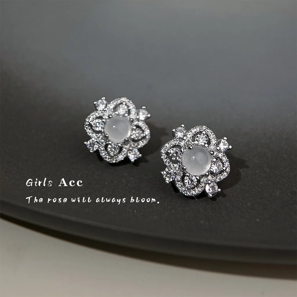 

OL Style Four-Leaf Zircon Earrings for Women Elegant Lucky Flower Studs Luxury Fashion Jewelry Gift