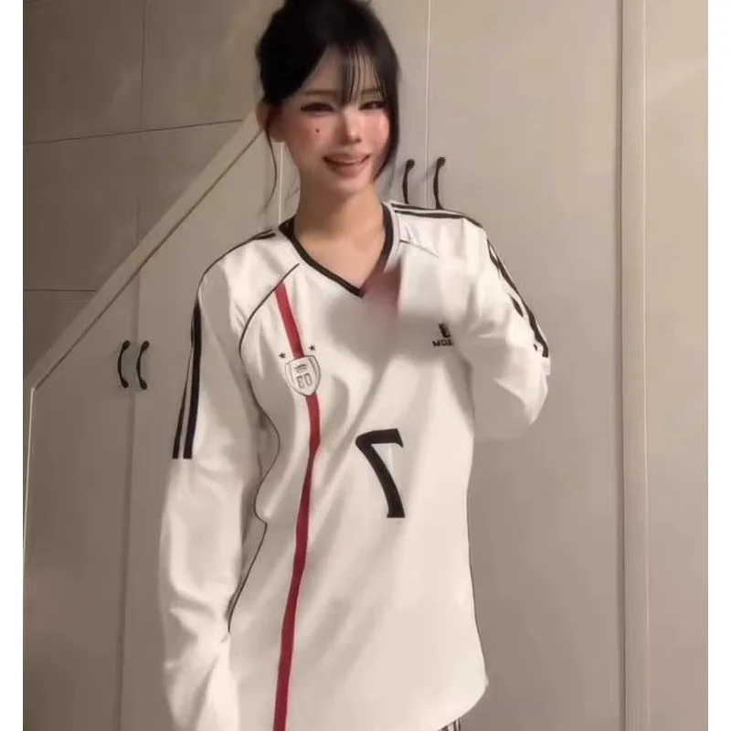 تي شيرت نسائي بأسلوب رياضي أمريكي، فضفاض وعصري لفصل الربيع، بأكمام طويلة وياقة على شكل V، بألوان متباينة وحجم كبير، مناسب للأ...