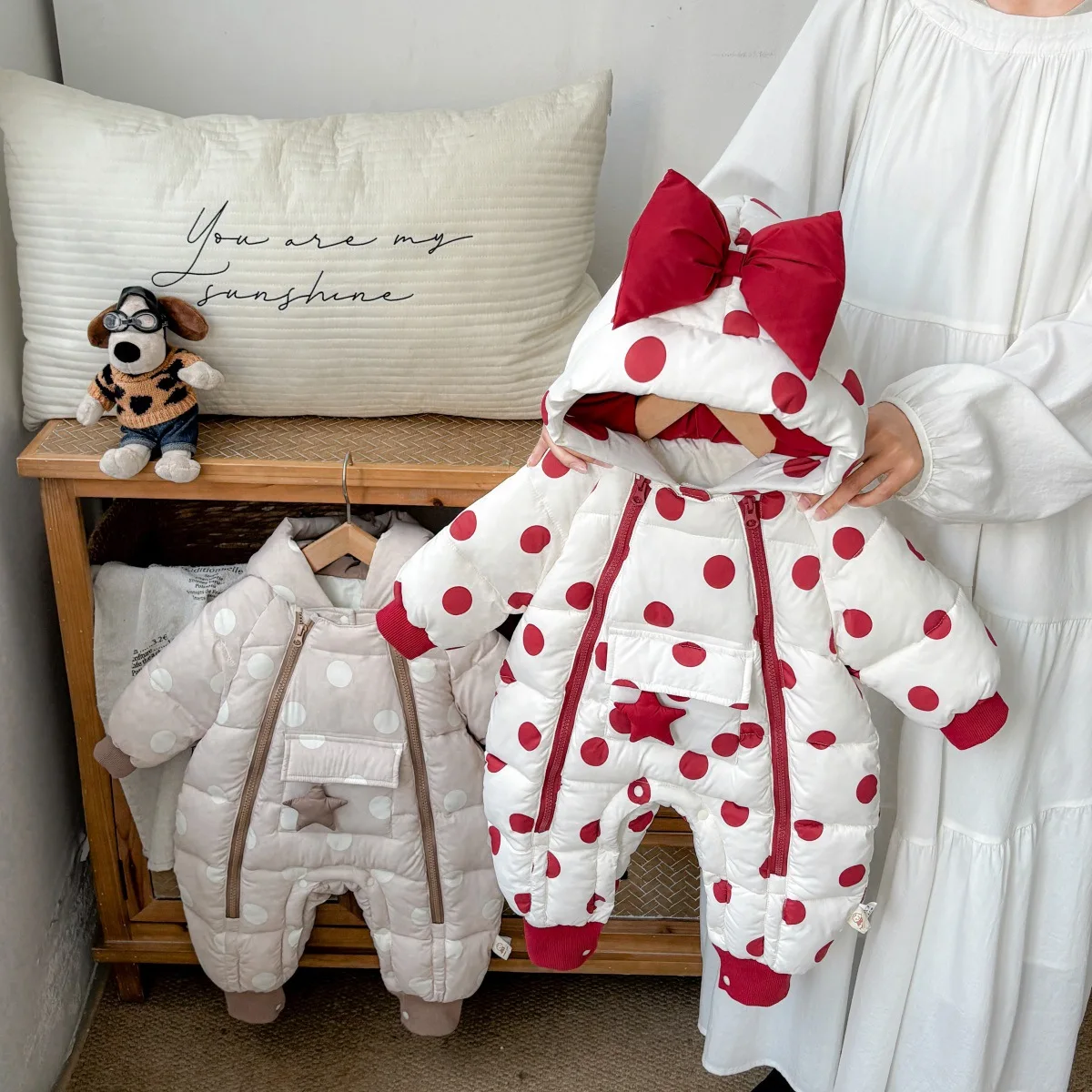 

Ins/боди для маленьких девочек, зима 2025 года, с капюшоном в горошек, толстые теплые комбинезоны для маленьких девочек, комбинезоны с бантом для новорожденных девочек